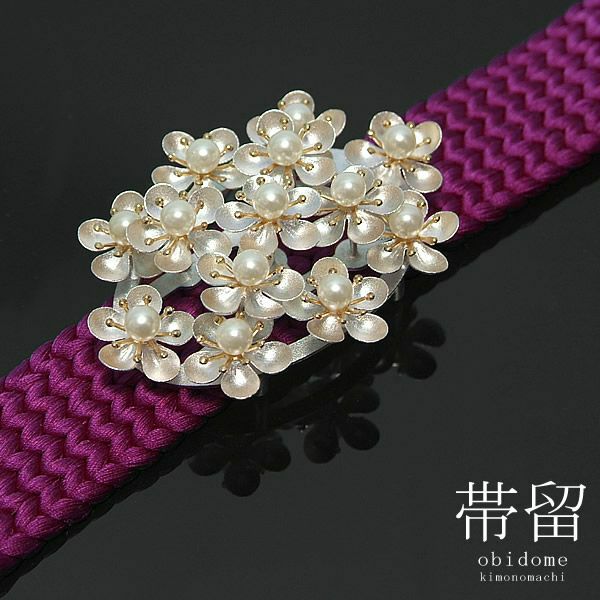 舞妓さんみたいな振袖に華やかな帯留め「シルバー　パール　小梅」振袖用帯留め