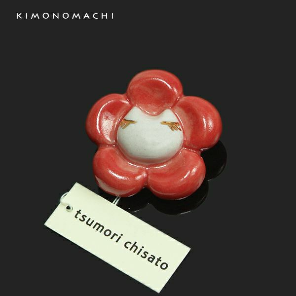 ツモリチサト帯留め「白色×朱赤色 猫梅」陶器帯留め tsumori chisato 着物、振袖、浴衣にも カジュアル 和装小物