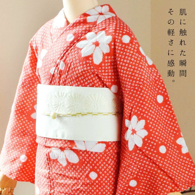 くすみのある薄紫の牛首紬に非常に良く似た紬地にスワトウ刺繍と刺繍の