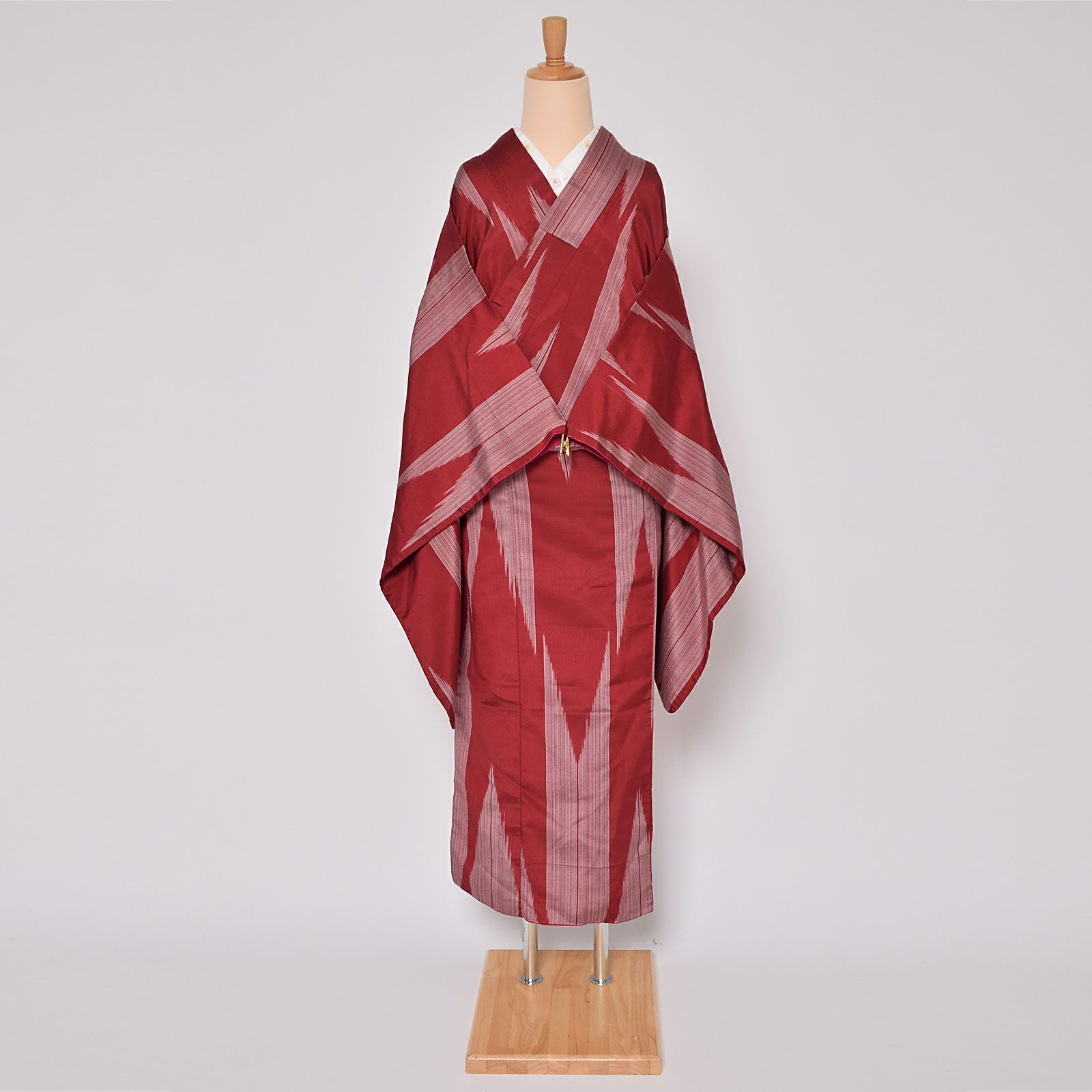 【中古品】「臙脂　赤　矢羽」仕立て上がり リサイクル着物 二尺袖着物 アンティーク着物 小紋 銘仙 袷