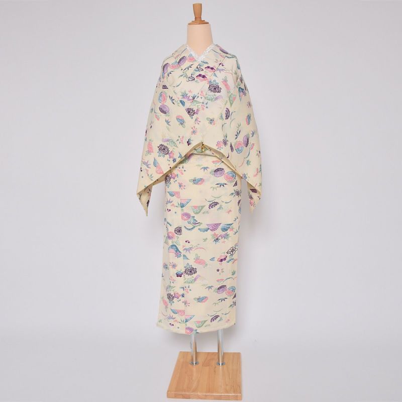 【中古品】「クリーム　草花」仕立て上がり リサイクル着物 小紋 単衣