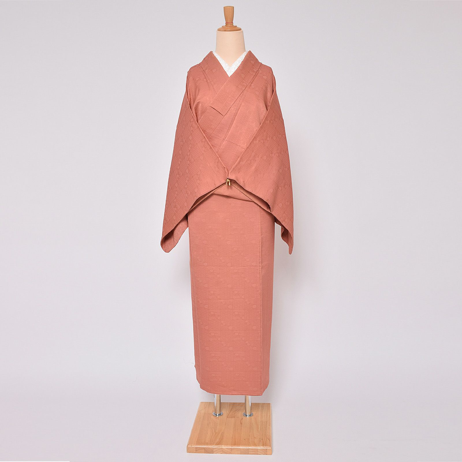 【中古品】仕立て上がり 袷着物 「紅樺色　格子に花と青海波地紋」 小紋 正絹 一つ紋