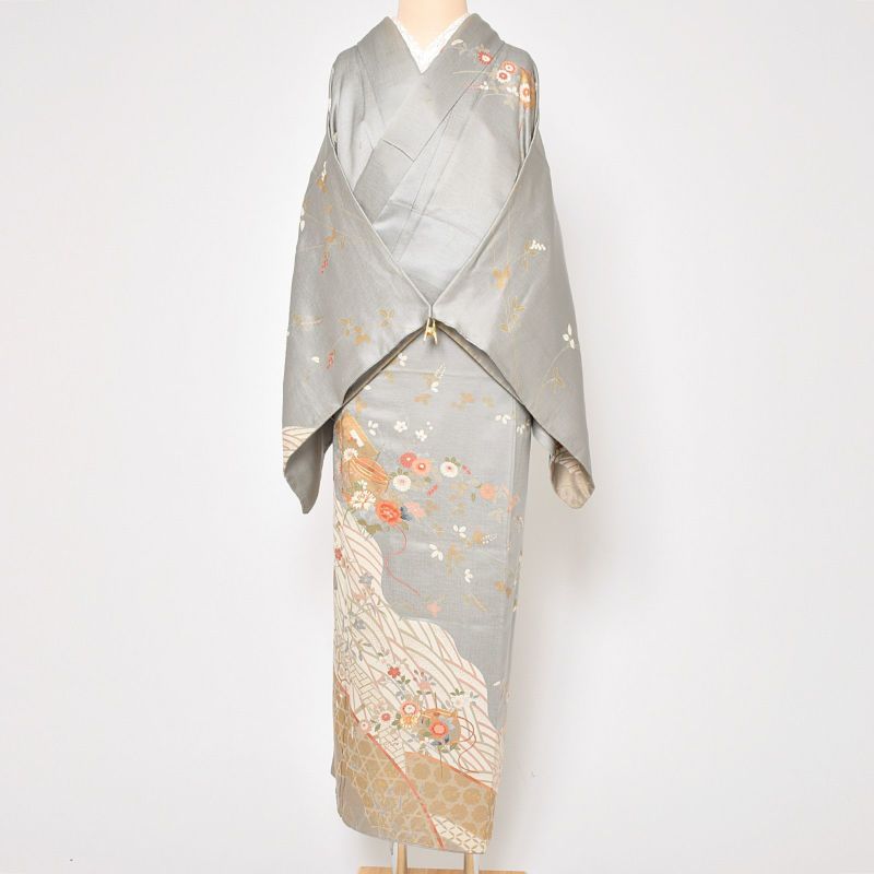 【中古品】仕立て上がり 訪問着 「銀鼠　竹垣と流水に秋冬の花と糸車　金駒刺繍」 袷 着物 正絹