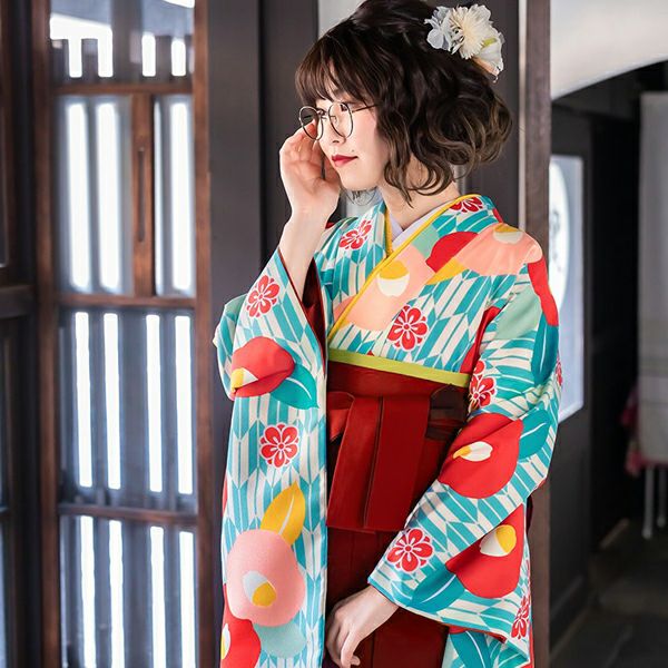 中古品】卒業式袴セット 「二尺袖：クリーム/水色 矢絣に椿+袴：エンジ  