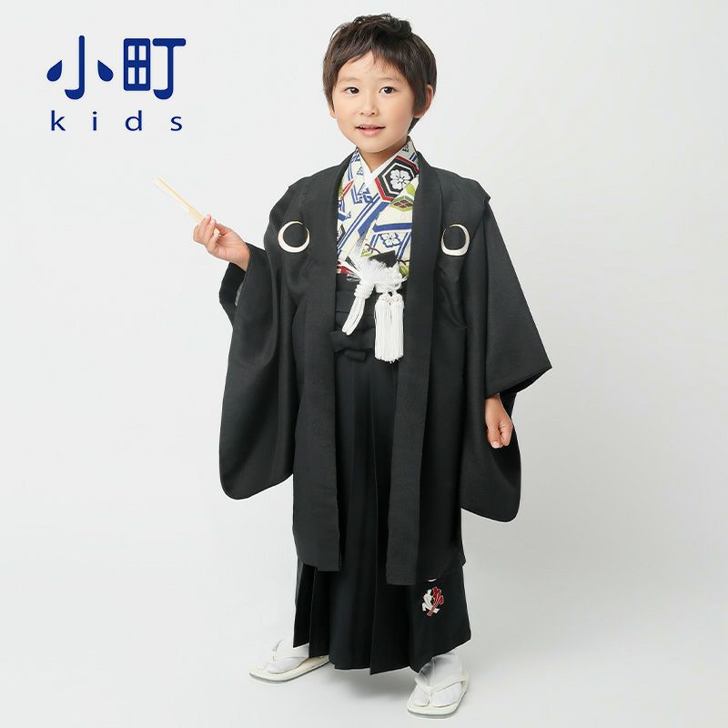 七五三 着物 3歳～5歳 ブランド羽織袴セット 小町kids 「黒月輪×黒刺繍」 小柄な五歳 大きな三歳向け 対応身長100cm～110cm前後 フルセットに足袋と腰ひもと雪駄プレゼント 着物セット 男児用 3才～5才 着物セット 子供着物 五才のお祝い着 3歳～5歳向け 【送料無料】
