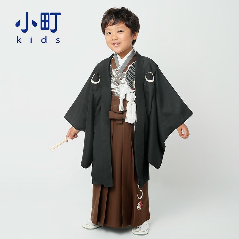 七五三 着物 3歳～5歳 ブランド羽織袴セット 小町kids 「黒月輪×茶刺繍」 小柄な五歳 大きな三歳向け 対応身長100cm～110cm前後 フルセットに足袋と腰ひもと雪駄プレゼント 着物セット 男児用 3才～5才 着物セット 子供着物 五才のお祝い着 3歳～5歳向け 【送料無料】