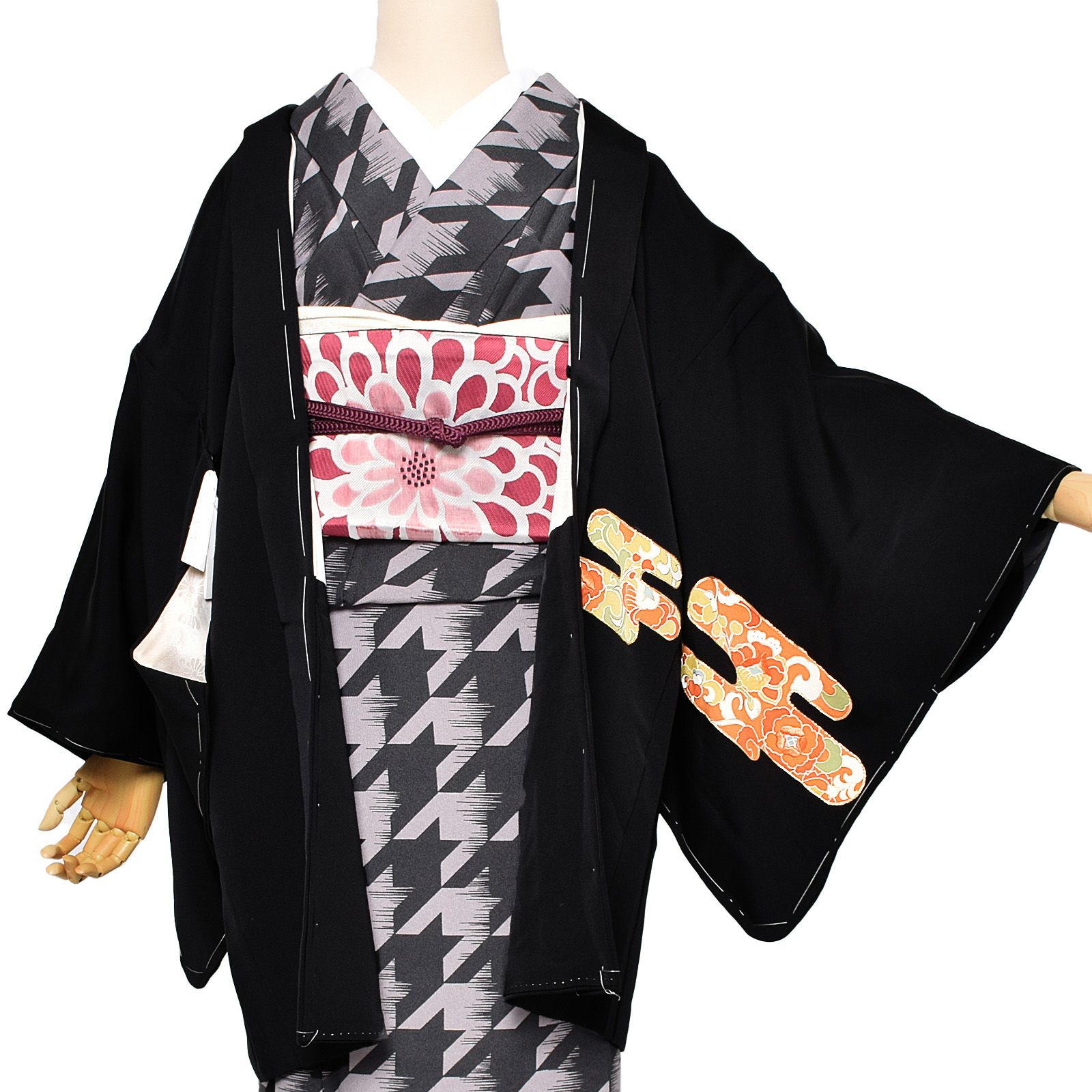 【中古品】羽織 「黒地　雲取に唐花文　金刺繍」 正絹 羽織り