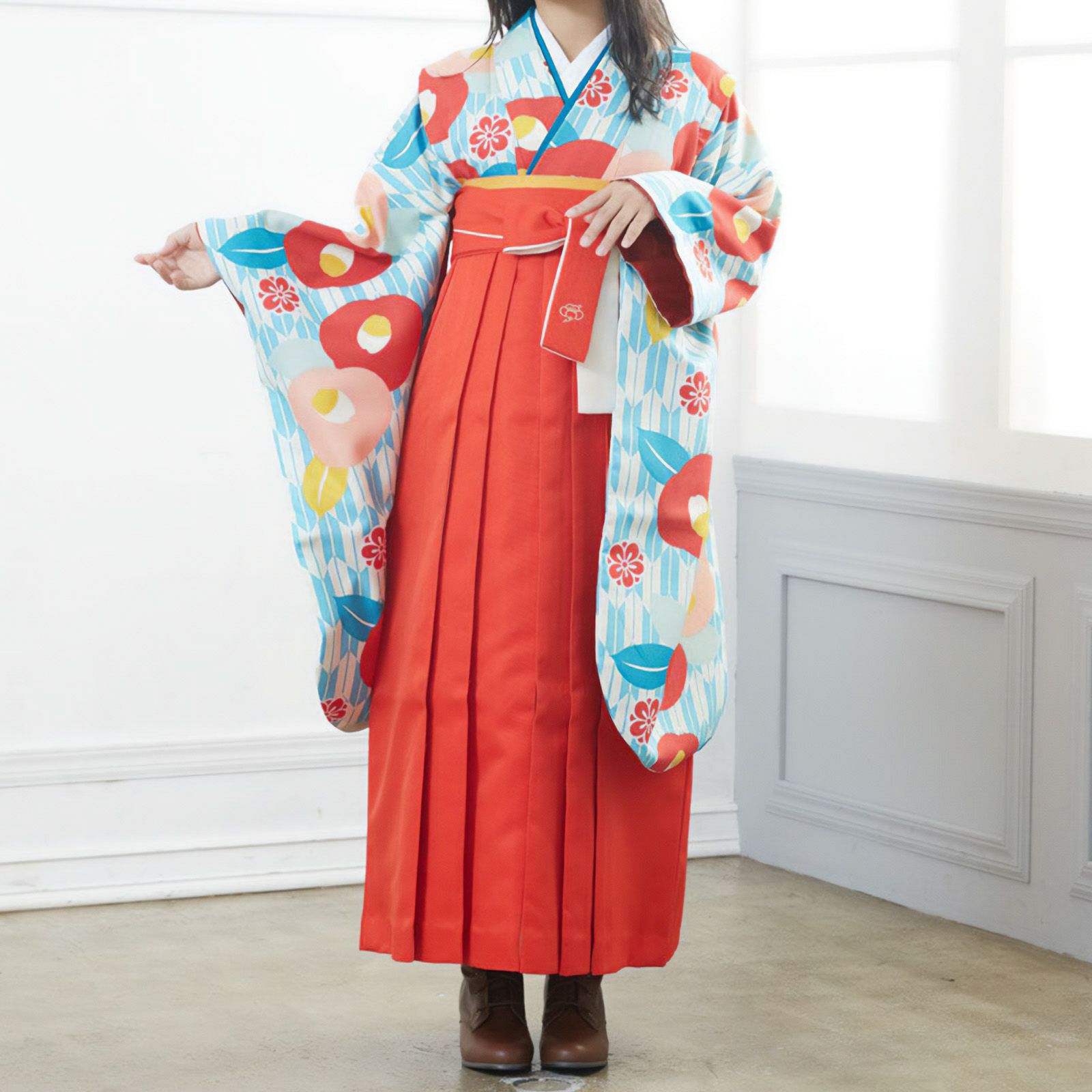 【中古品】ジュニア用 振袖単品「クリーム/水色　矢絣に椿」仕立て上がり 襦袢プレゼント 小振袖 着物 子ども 子供 キッズ ジュニア 女の子 卒業式 小学校 小学生 中学校 中学生 十三参り 十三詣り 1/2成人式 ハーフ成人式 貸衣装処分 レンタル処分品