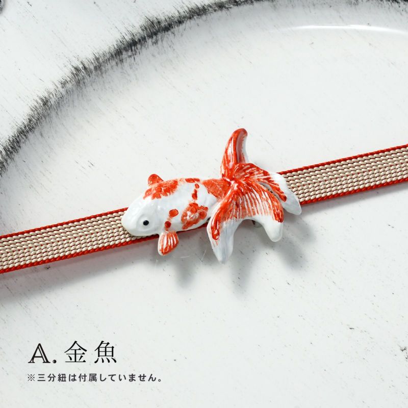 お任せの下駄+画像と同じ赤の半幅帯+お任せの帯留め+お任せ帯締つき◆綿麻金魚浴衣 セール】KIMONOMACHI オリジナル 浴衣3点セット(浴衣+半幅帯+